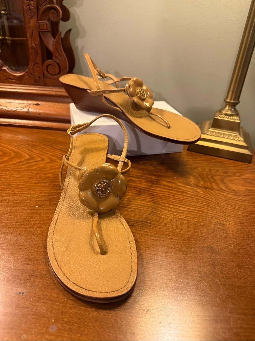 Tory Burch Shelby Flower Thong Wedge Sandals tan Leather gold Size 10.5 MSRP 328